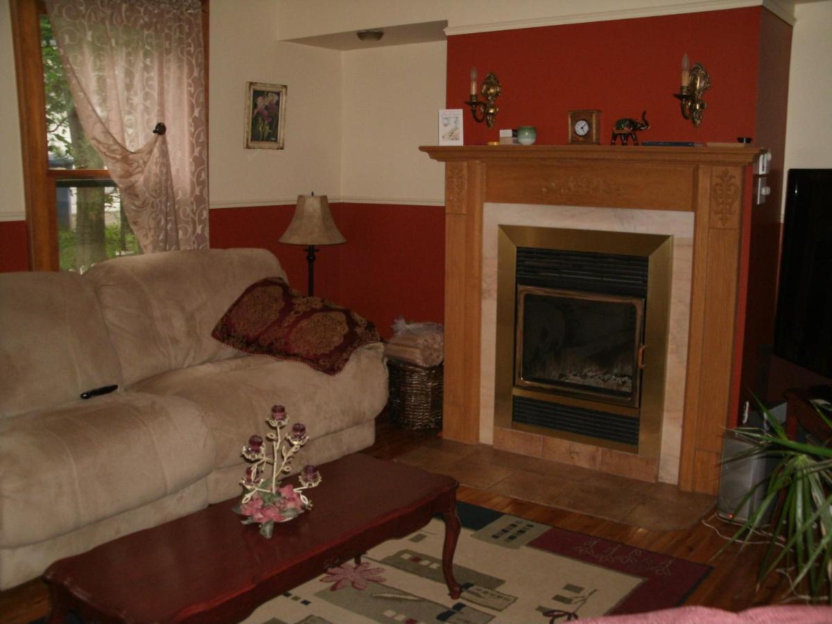Ici Et Maintenant Bed & Breakfast Magog Exterior foto
