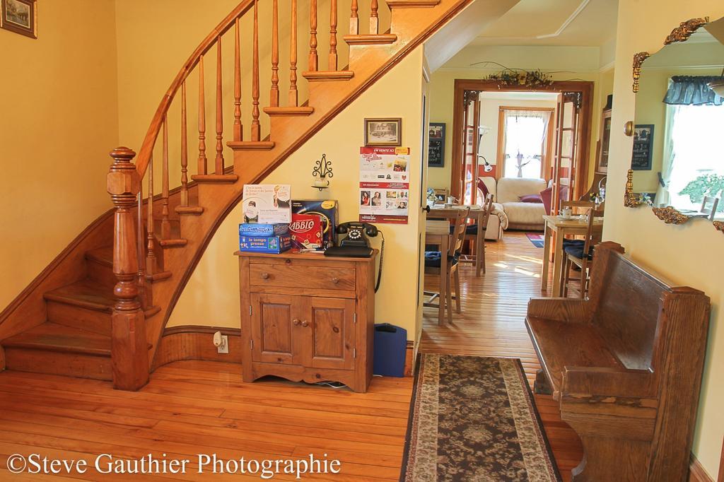 Ici Et Maintenant Bed & Breakfast Magog Exterior foto