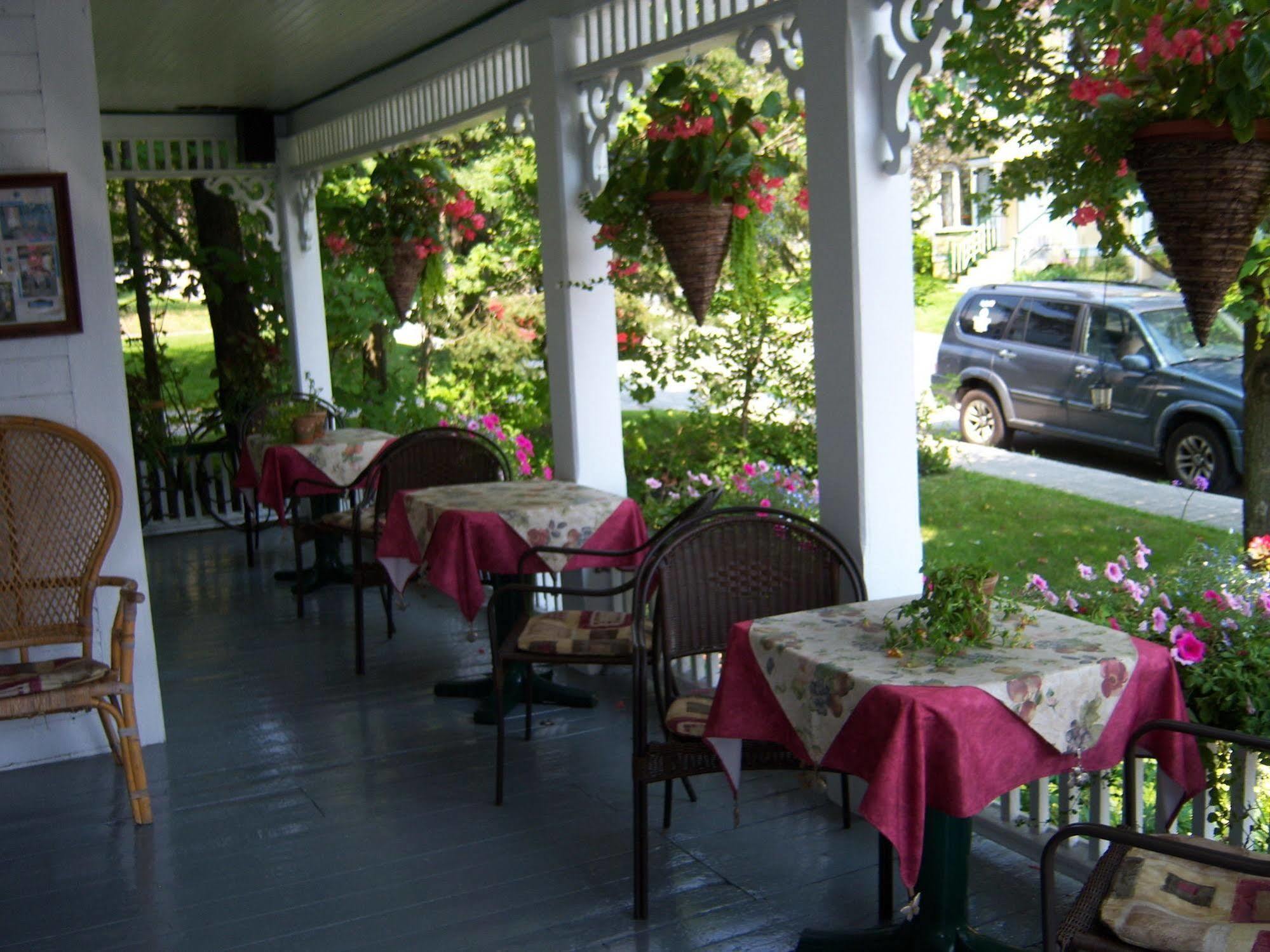 Ici Et Maintenant Bed & Breakfast Magog Exterior foto