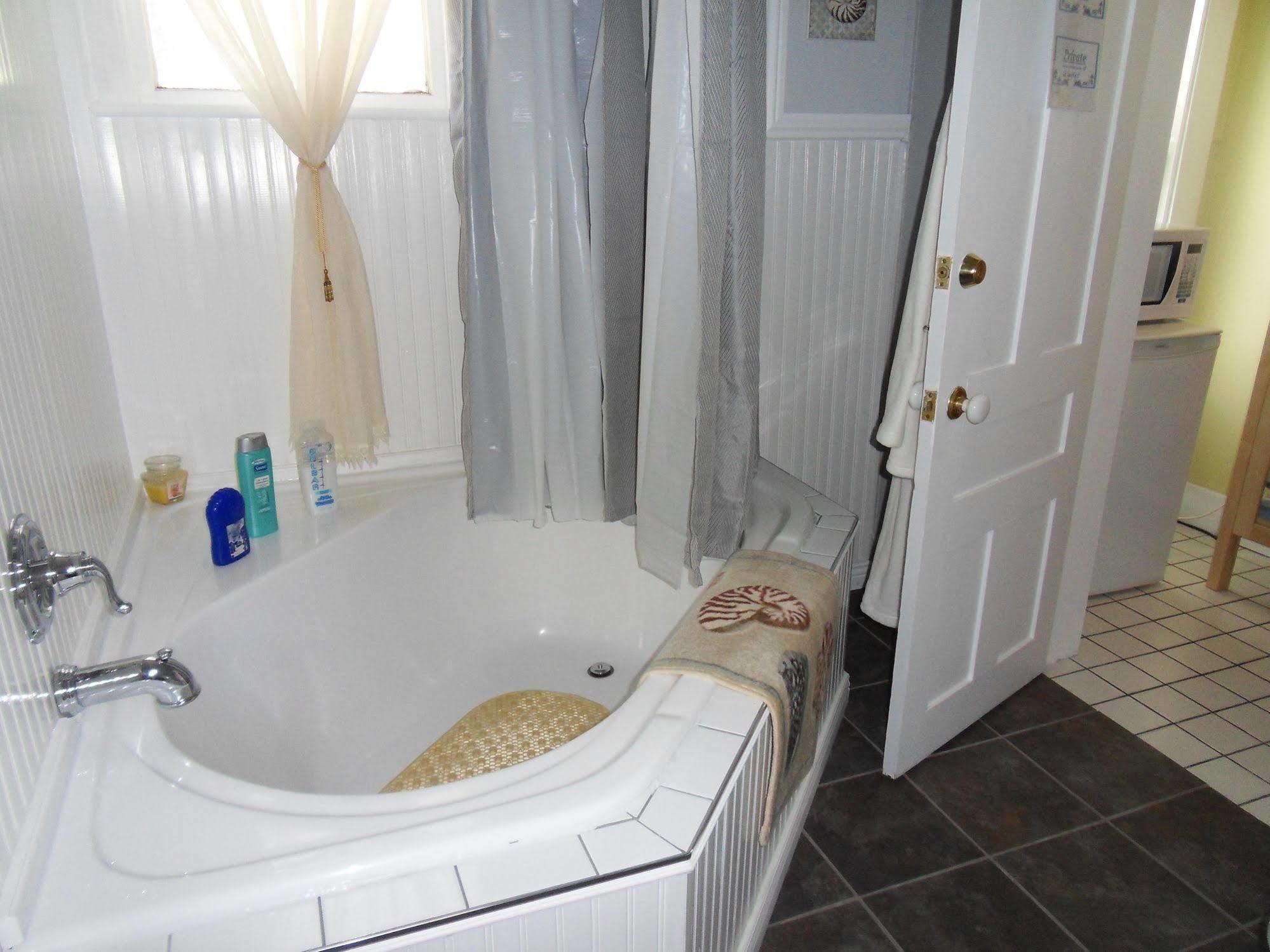 Ici Et Maintenant Bed & Breakfast Magog Exterior foto