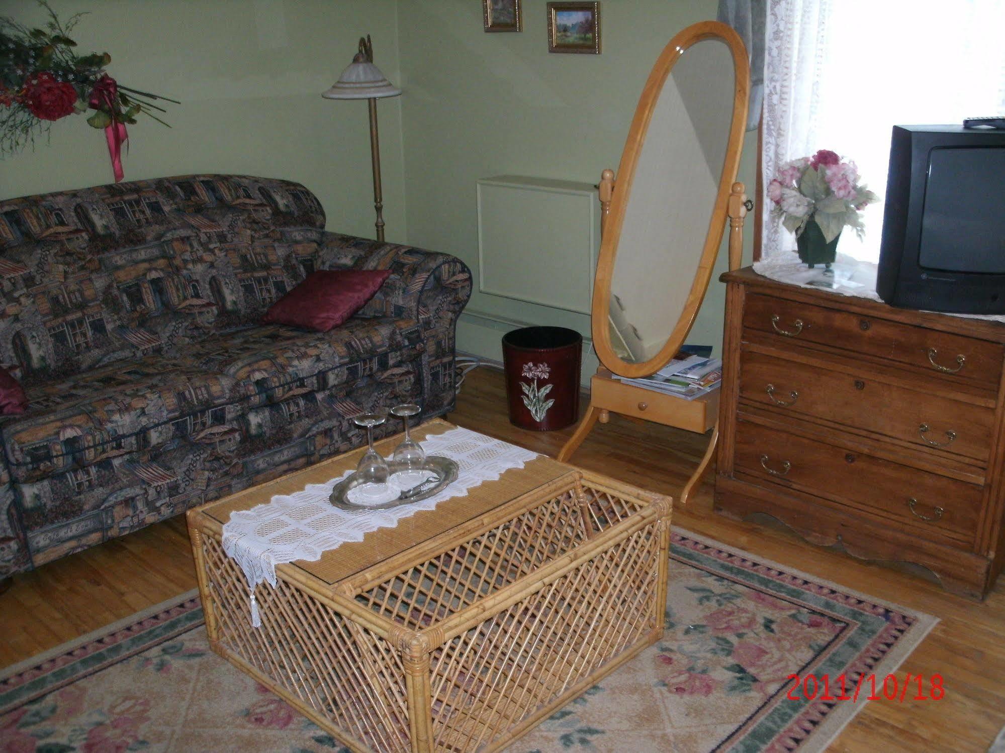 Ici Et Maintenant Bed & Breakfast Magog Exterior foto