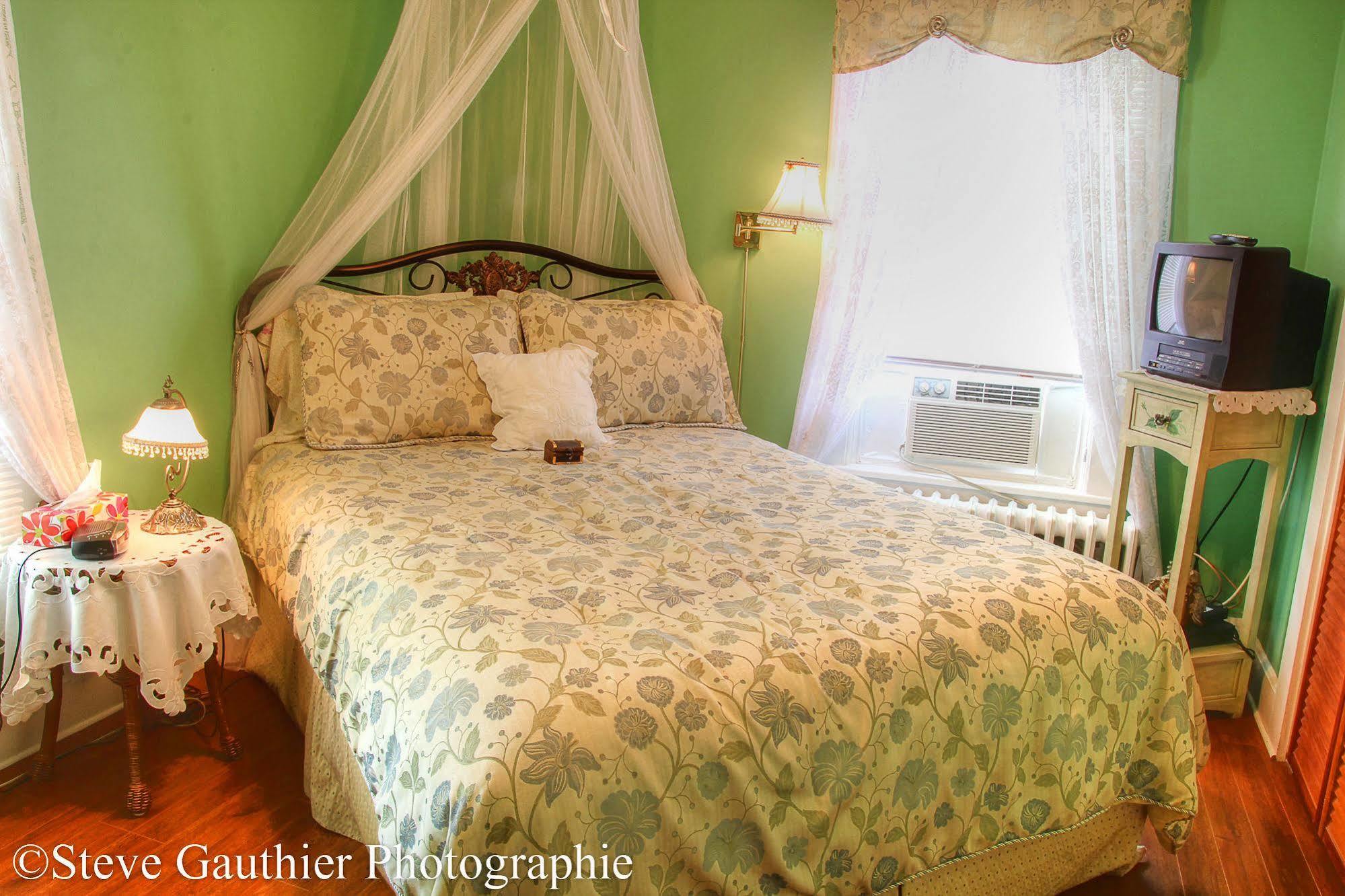 Ici Et Maintenant Bed & Breakfast Magog Exterior foto
